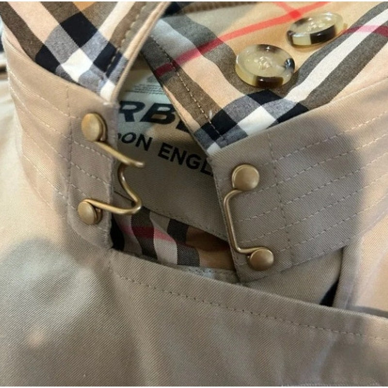 Women's Burberry, England Chelsea trench coat size 8 made in England. NWT.