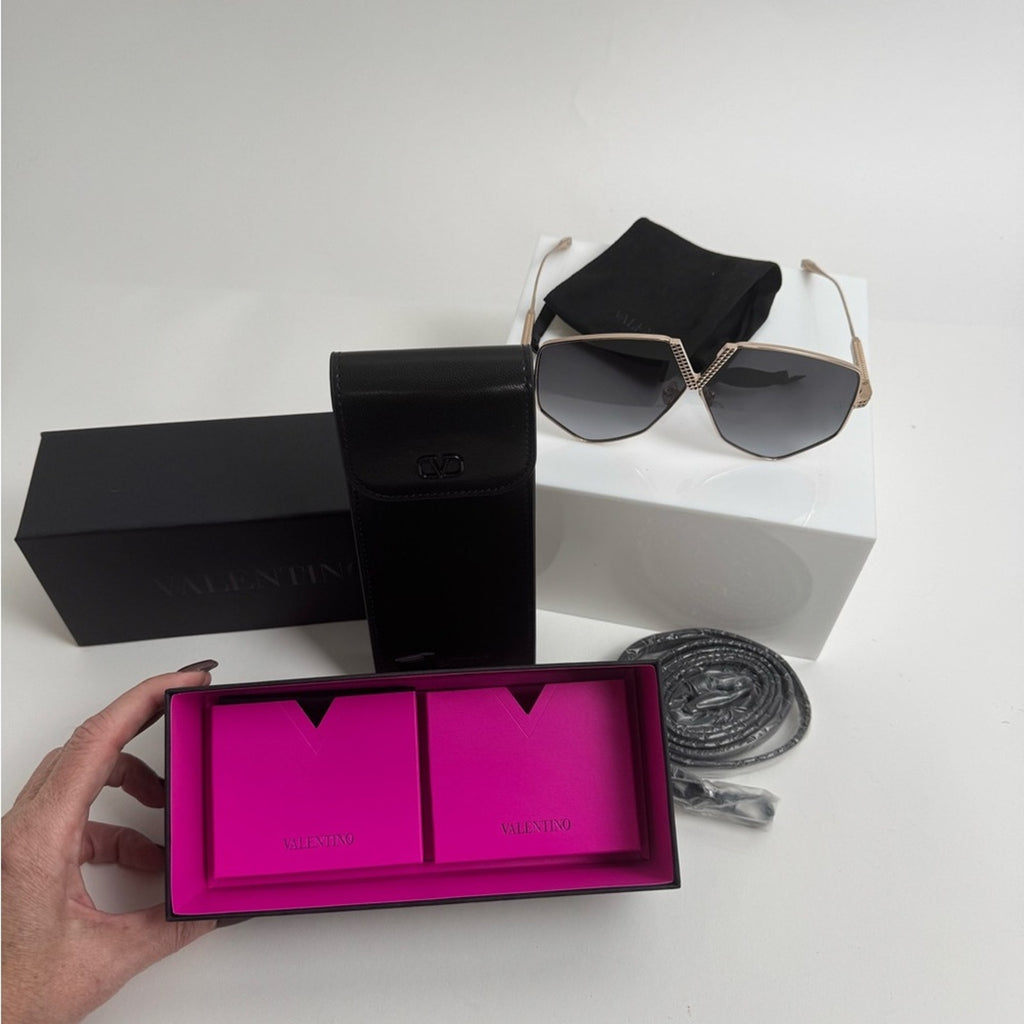 VALENTINO GARAVANI
V-Hexagon Titanium Sunglasses
Branded/crossbody bag included