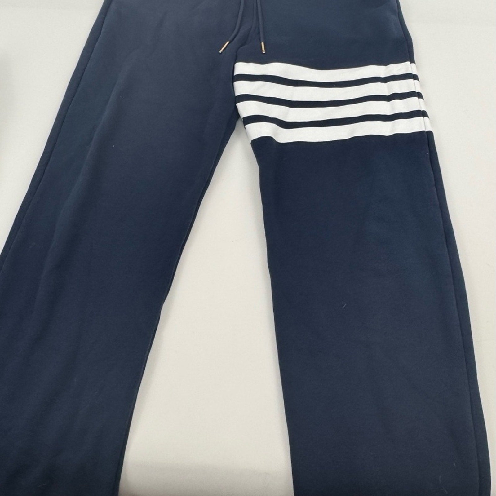 MEN’S THOM BROWNE
CLASSIC LOOPBACK 4-BAR SWEATPANTS
SIZE 3(L/XL) sizing on site