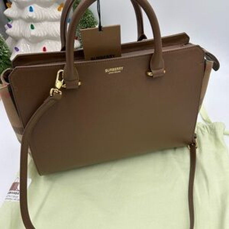 Burberry women's Banwell, leather and canvas shoulder Bag made in Italy NWT