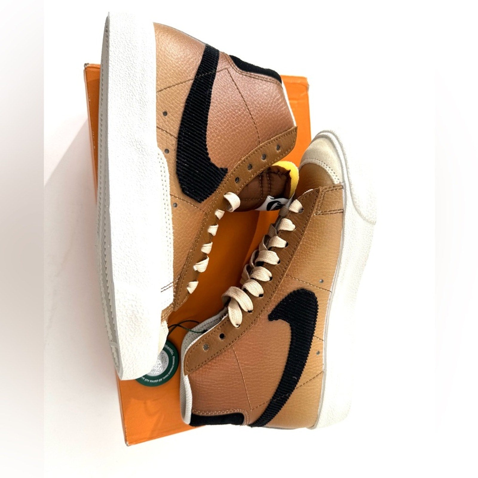 DS NIKE WOMEN’S BLAZER MID 77 SE ALE BROWN
SIZE 5 WOMENS
D06683-200