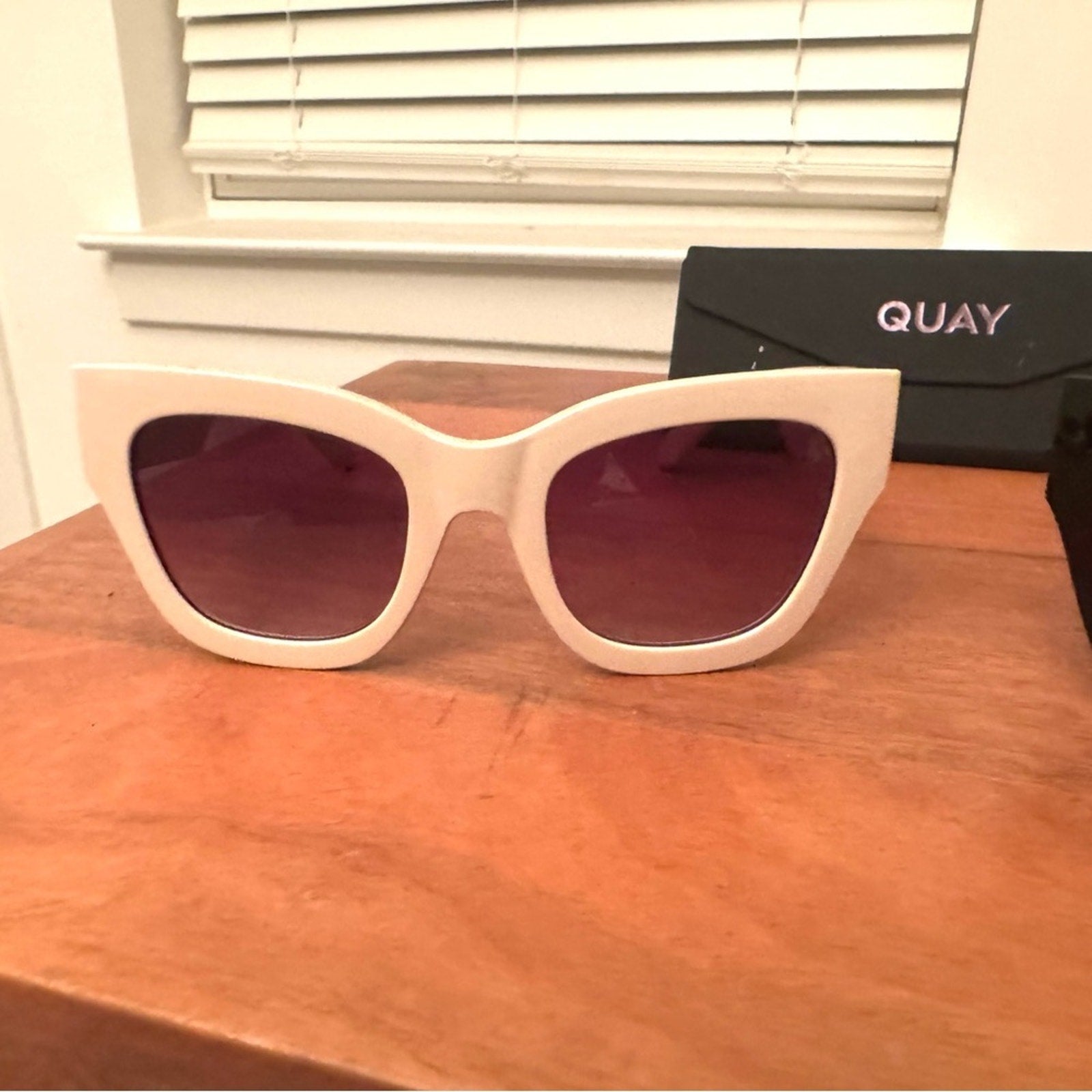 Quay BY THE WAY sunglasses NWOT’s Ivory
