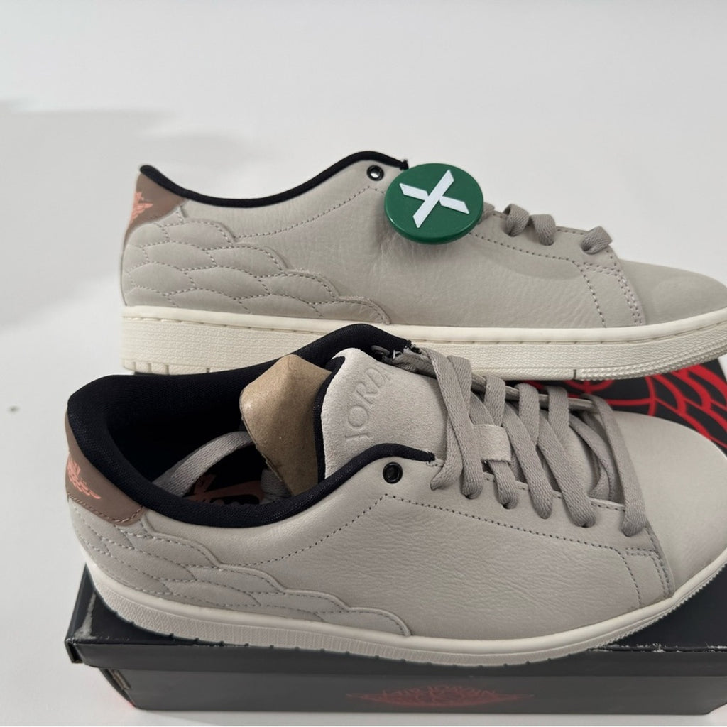 DS NIKE AIR JORDAN 1 CENTRE COURT “LIGHT BONE”
MEN’S 7-WOMEN 8.5
DO7443-061