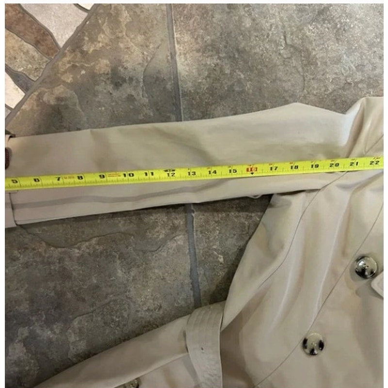 Women's Burberry, England Chelsea trench coat size 8 made in England. NWT.