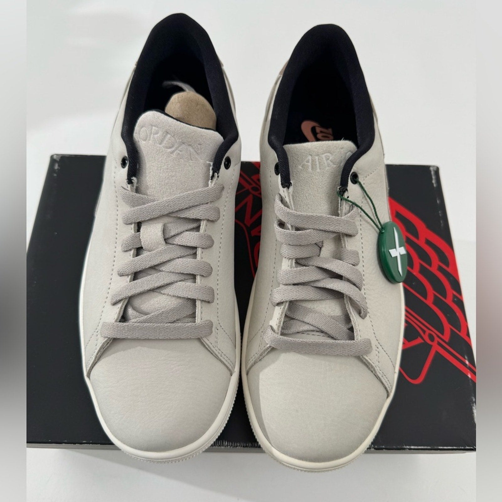 DS NIKE AIR JORDAN 1 CENTRE COURT “LIGHT BONE”
MEN’S 7-WOMEN 8.5
DO7443-061