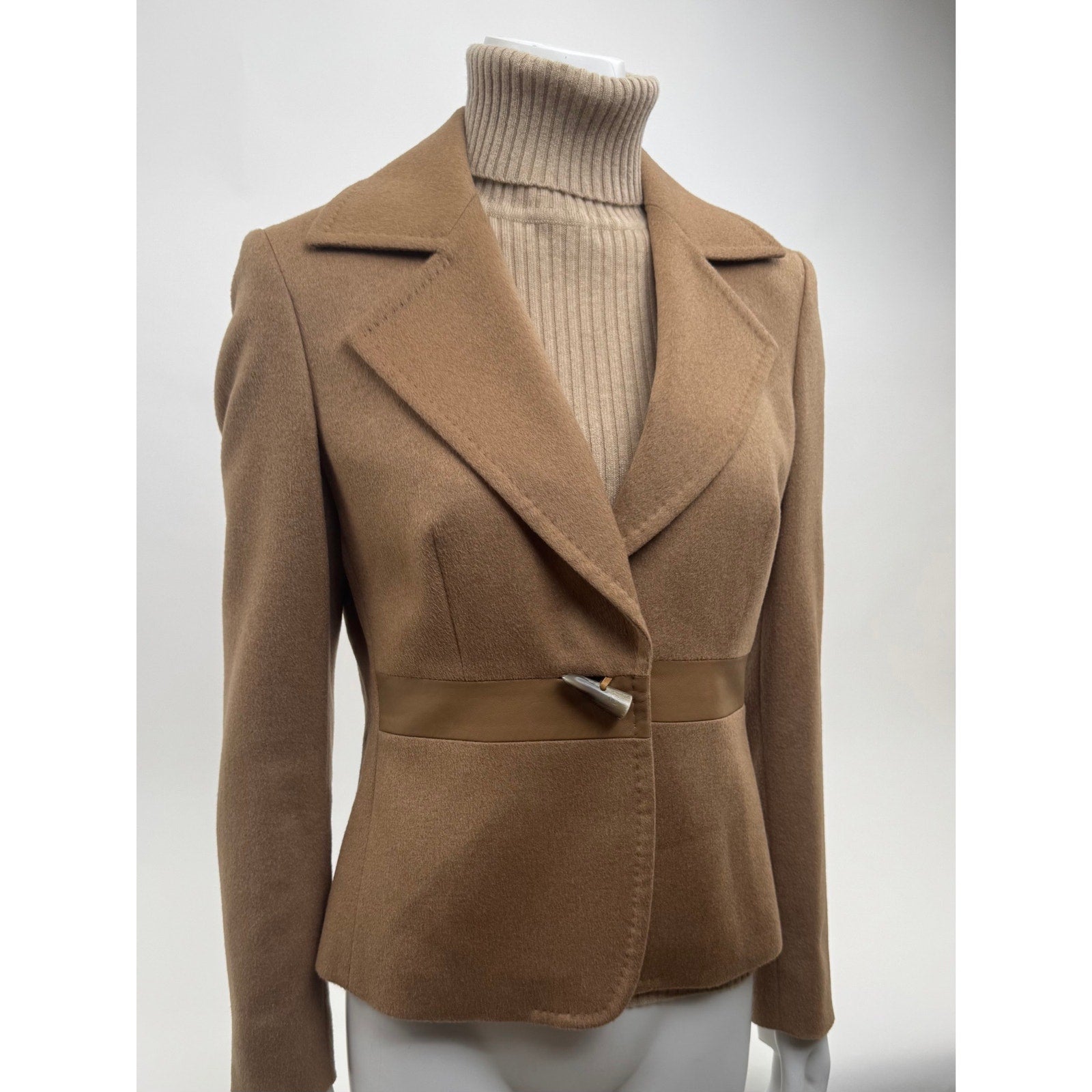 Max Mara Cashmere Notch Collar Blazer Jacket – Size 8 – Horn Toggle Closure