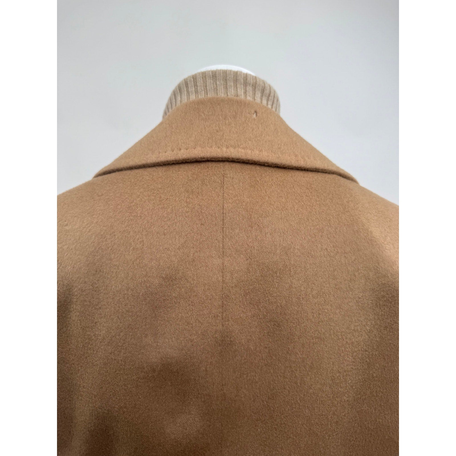Max Mara Cashmere Notch Collar Blazer Jacket – Size 8 – Horn Toggle Closure