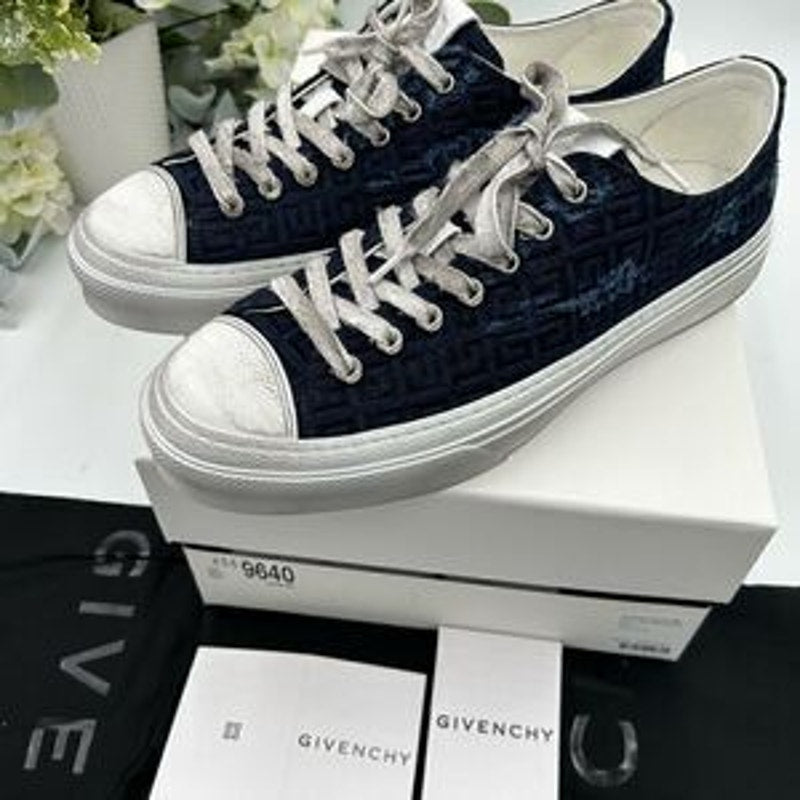 Men’s Givenchy four G navy distressed city sneakers size 43, made in Italy
