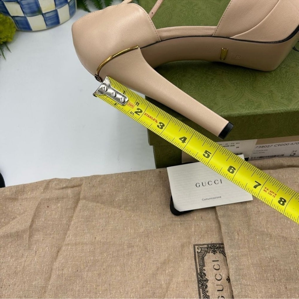 Women's Gucci, leather platform pumps
Size 39 
Made in Italy
