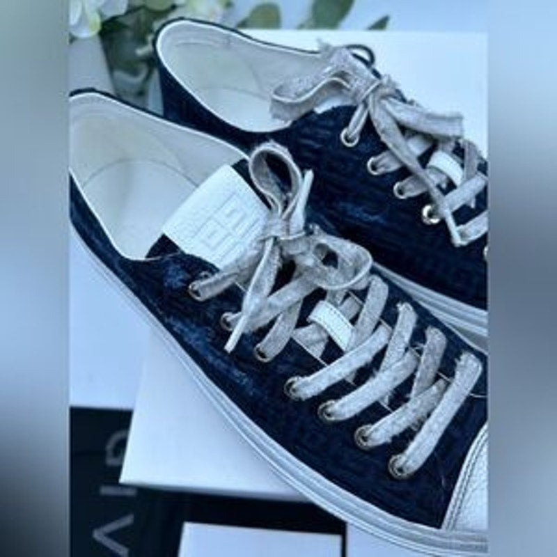 Men’s Givenchy four G navy distressed city sneakers size 43, made in Italy