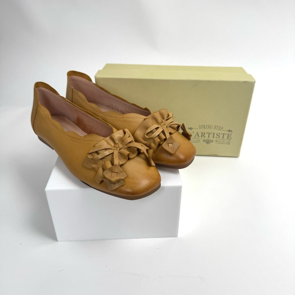 L’Artiste women’s buttery soft size 40/ 8.5 flats w/ intricate ruffle detail