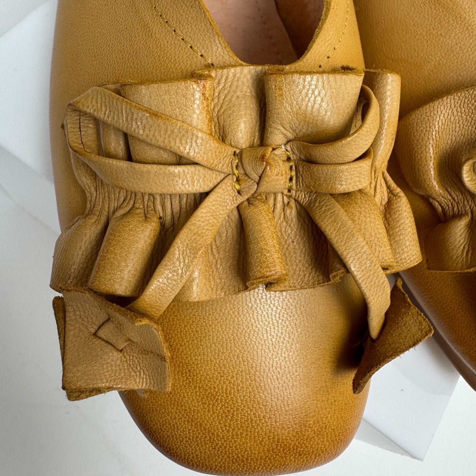 L’Artiste women’s buttery soft size 40/ 8.5 flats w/ intricate ruffle detail