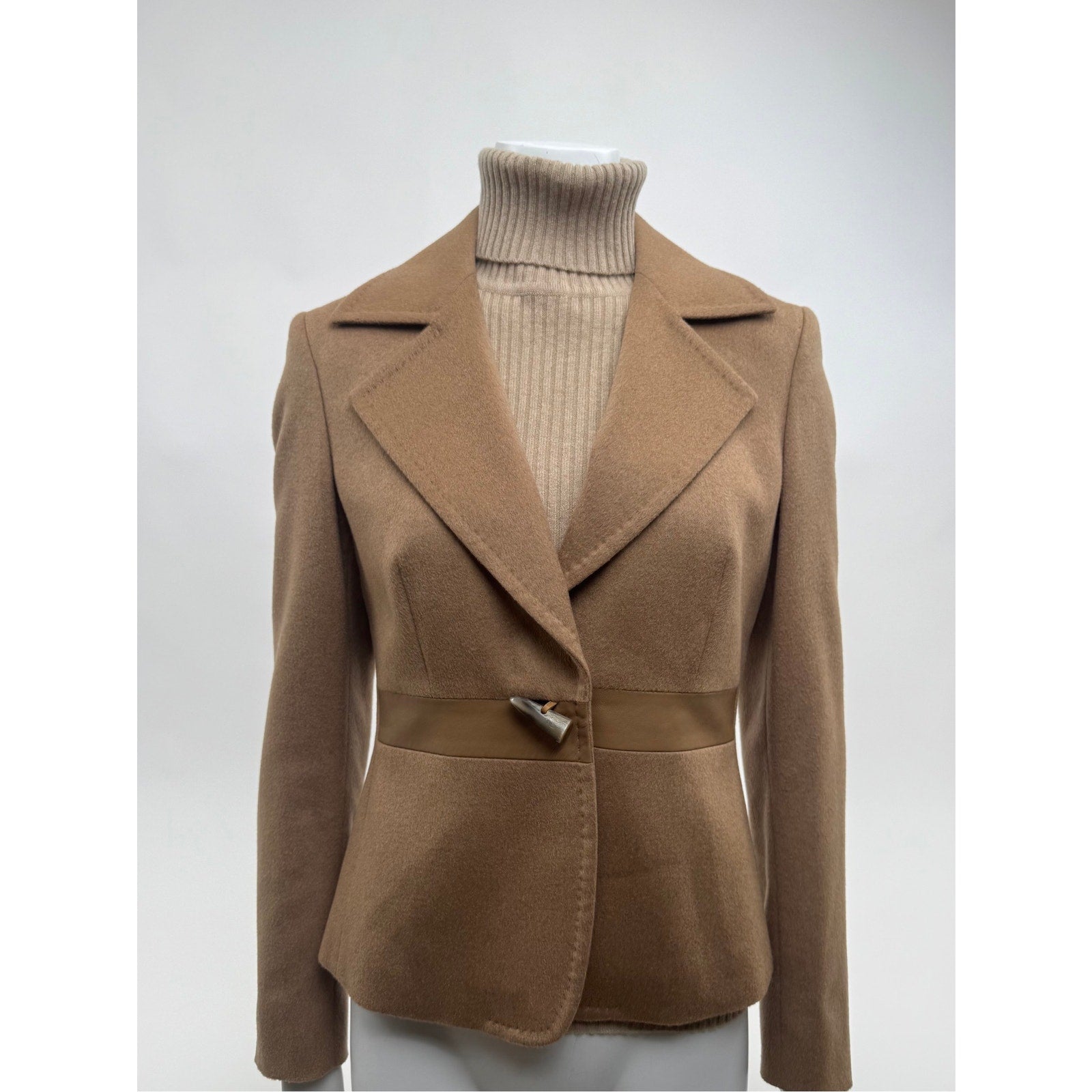 Max Mara Cashmere Notch Collar Blazer Jacket – Size 8 – Horn Toggle Closure