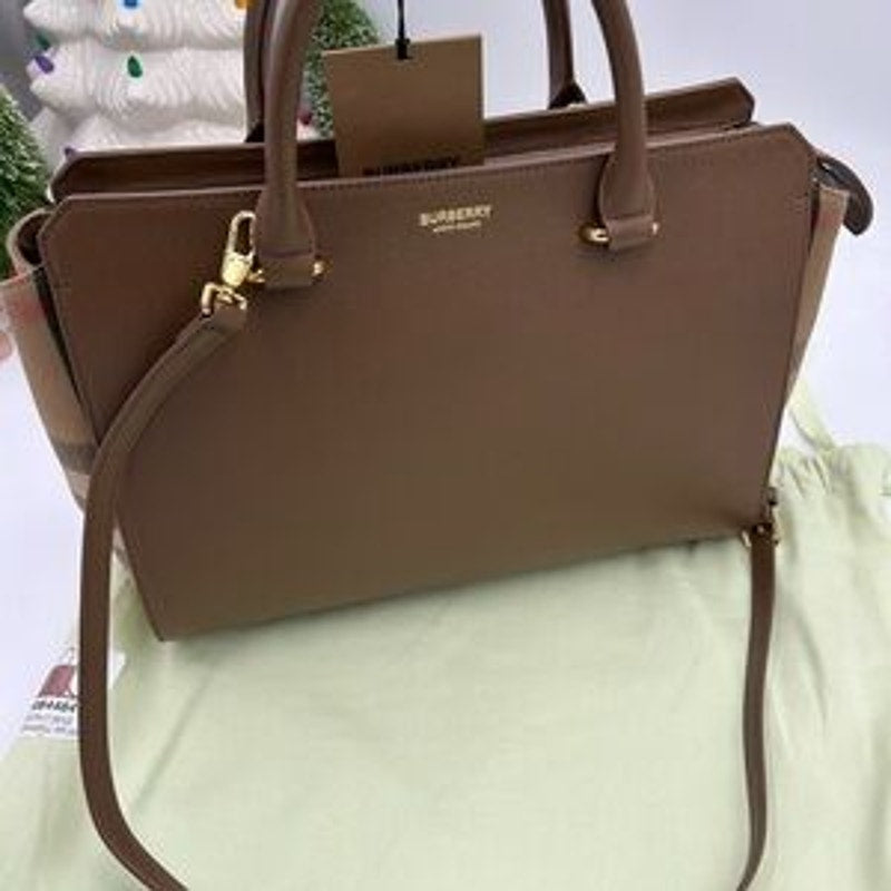 Burberry women's Banwell, leather and canvas shoulder Bag made in Italy NWT