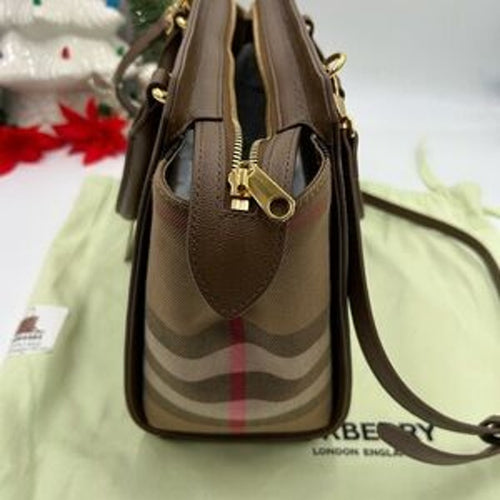 Burberry women's Banwell, leather and canvas shoulder Bag made in Italy NWT