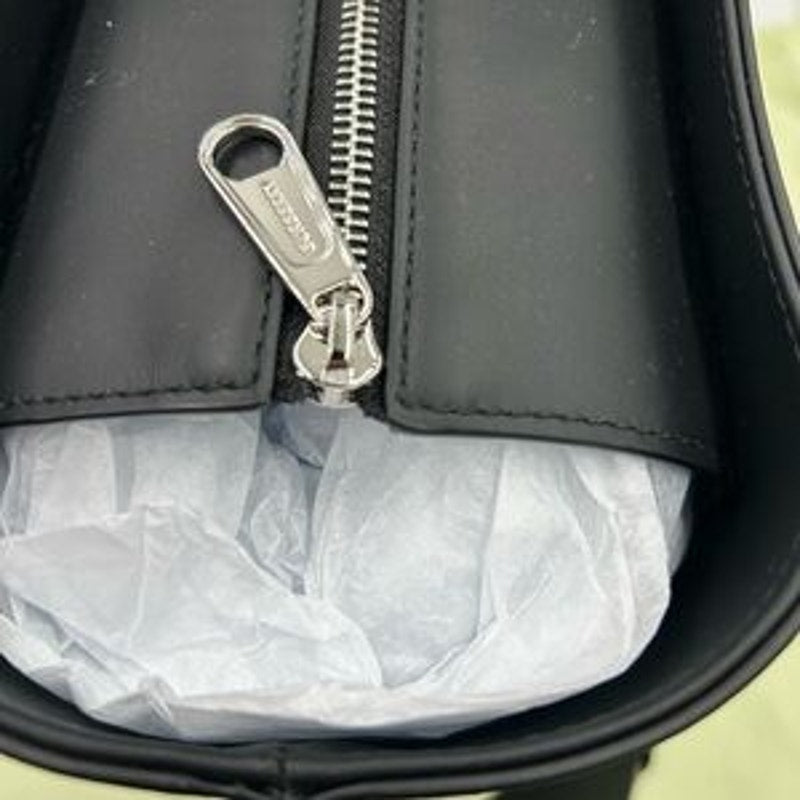 Women's Burberry Ormond giant leather check tote bag made in Italy NWT