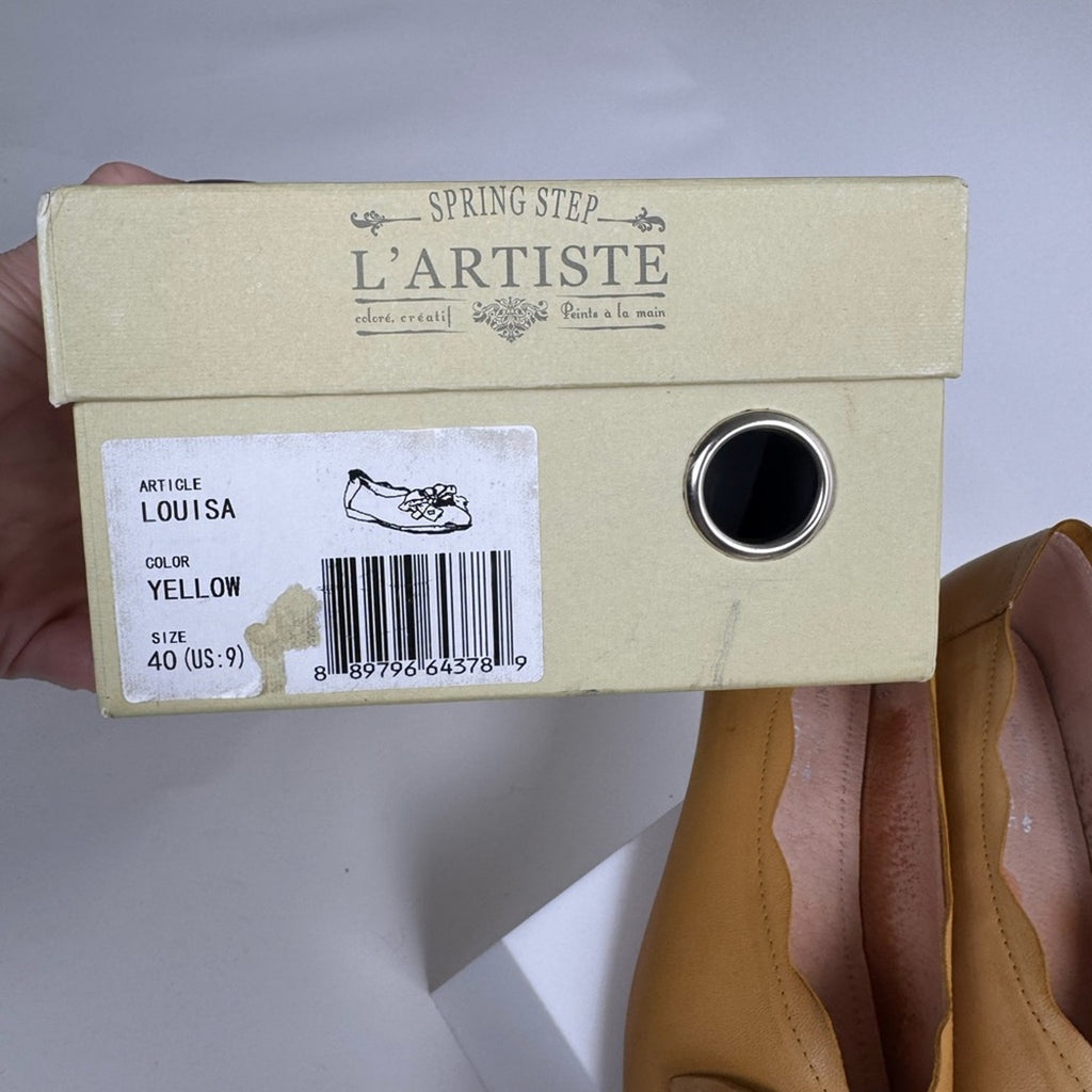 L’Artiste women’s buttery soft size 40/ 8.5 flats w/ intricate ruffle detail