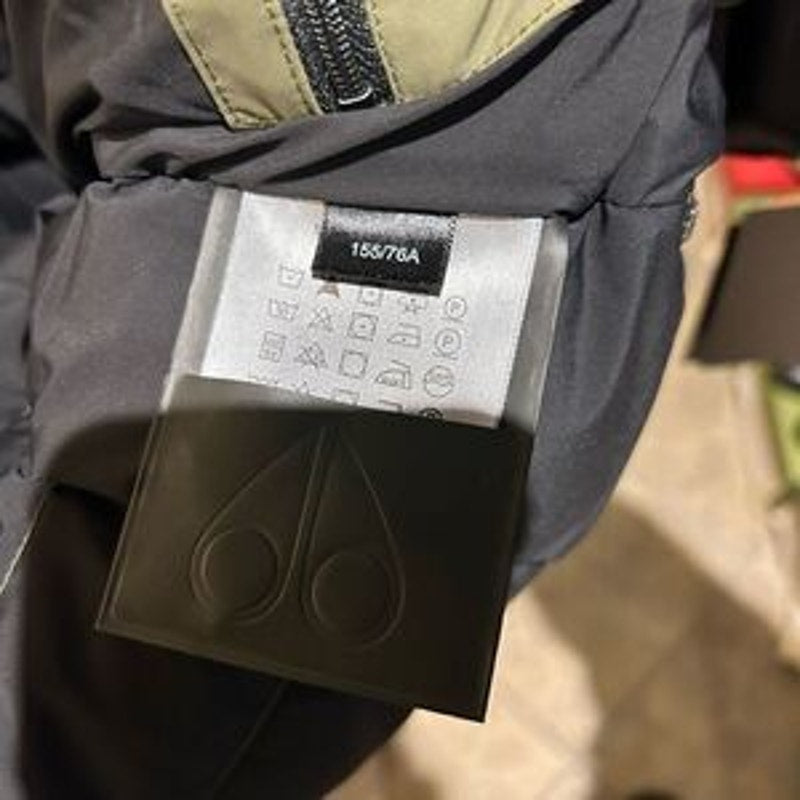 Women’s Moose knuckles down hooded jacket size extra small