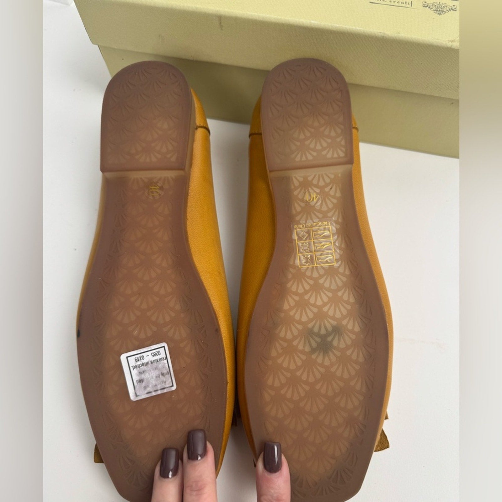 L’Artiste women’s buttery soft size 40/ 8.5 flats w/ intricate ruffle detail