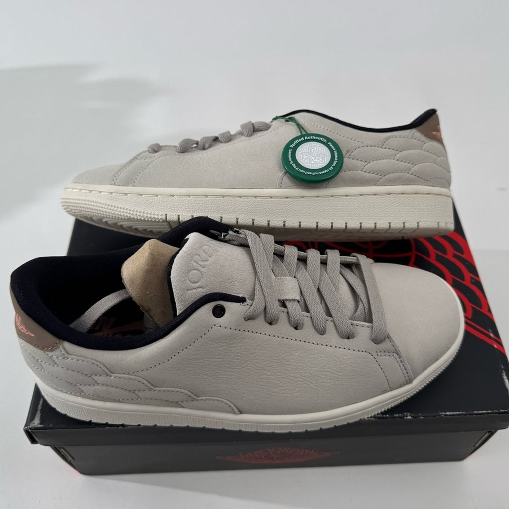 DS NIKE AIR JORDAN 1 CENTRE COURT “LIGHT BONE”
MEN’S 7-WOMEN 8.5
DO7443-061