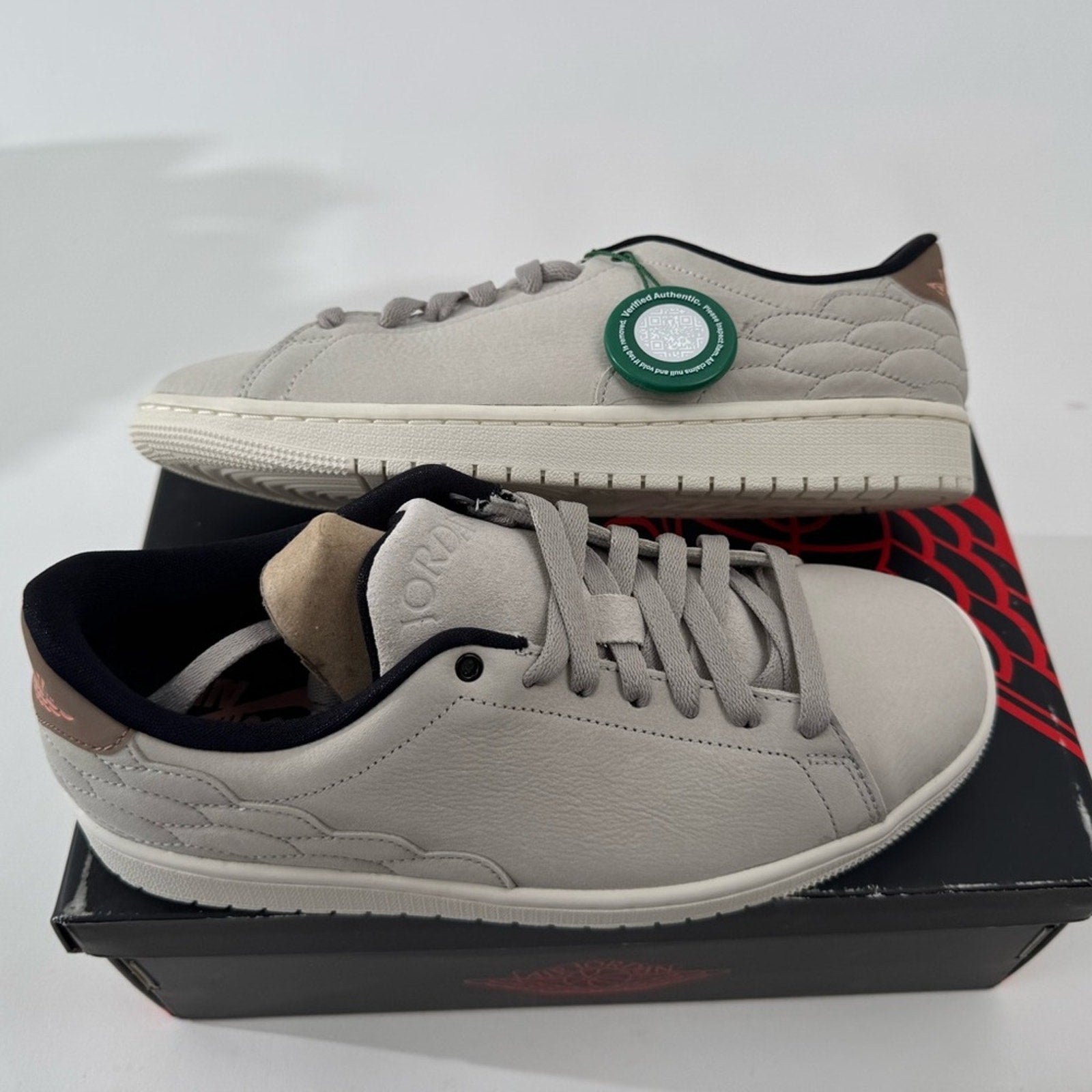 DS NIKE AIR JORDAN 1 CENTRE COURT “LIGHT BONE”
MEN’S 7-WOMEN 8.5
DO7443-061