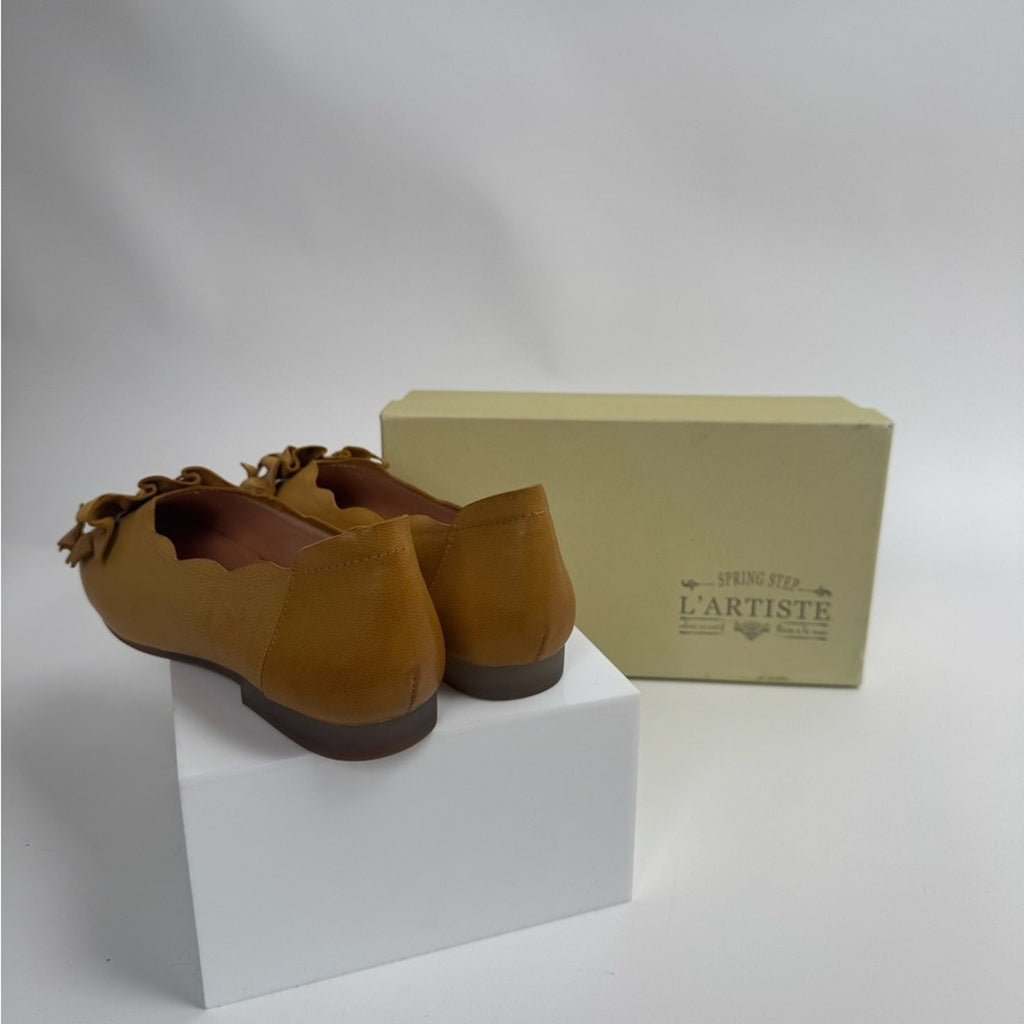 L’Artiste women’s buttery soft size 40/ 8.5 flats w/ intricate ruffle detail