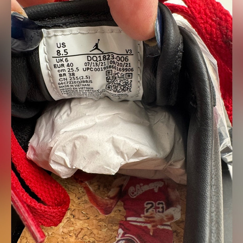 DS JORDAN 1 ELEVATE LOW SE WOMENS SIZE 8.5-
OG ALL. GOLD CHAIN WITH JORDAN/LACES