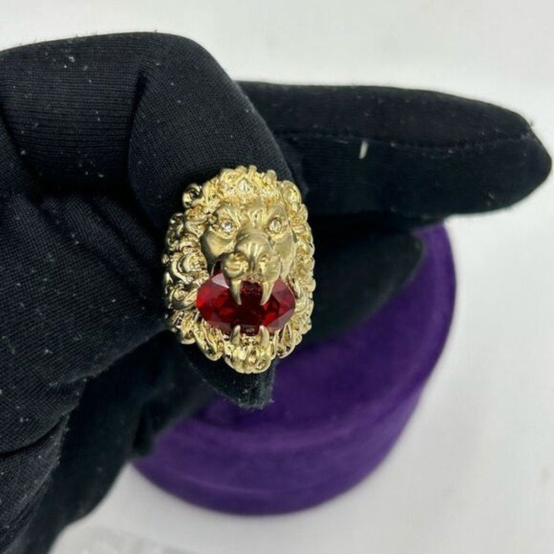 Unisex Gucci, iconic lion head ring size large/8.5 made in Italy