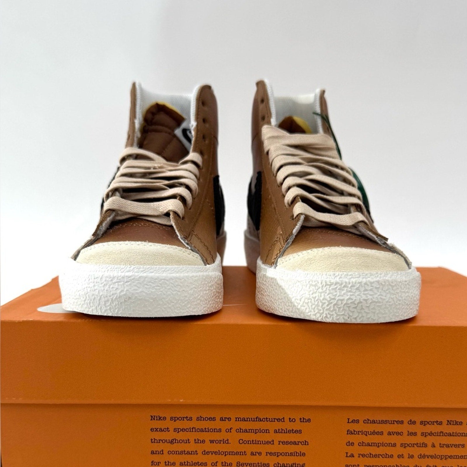 DS NIKE WOMEN’S BLAZER MID 77 SE ALE BROWN
SIZE 5 WOMENS
D06683-200