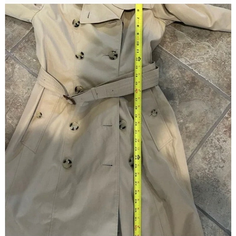 Women's Burberry, England Chelsea trench coat size 8 made in England. NWT.