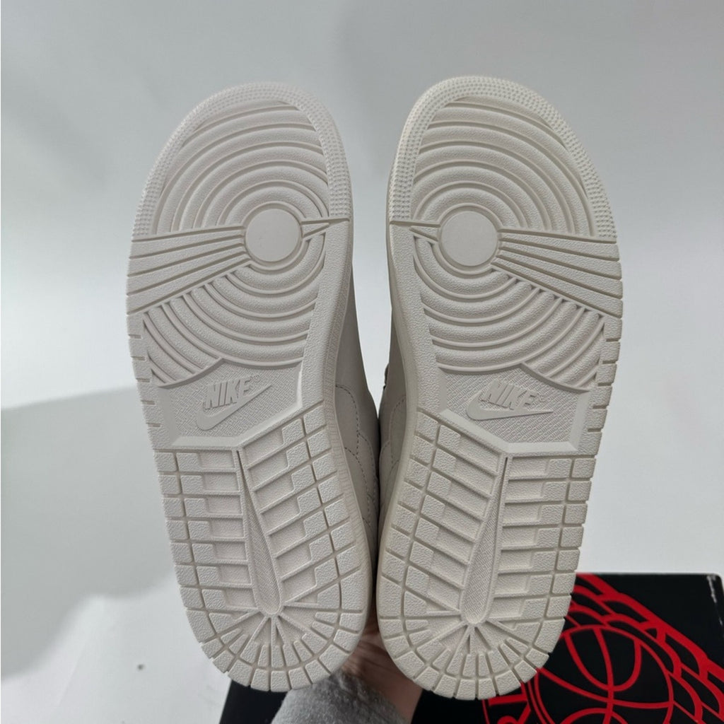 DS NIKE AIR JORDAN 1 CENTRE COURT “LIGHT BONE”
MEN’S 7-WOMEN 8.5
DO7443-061