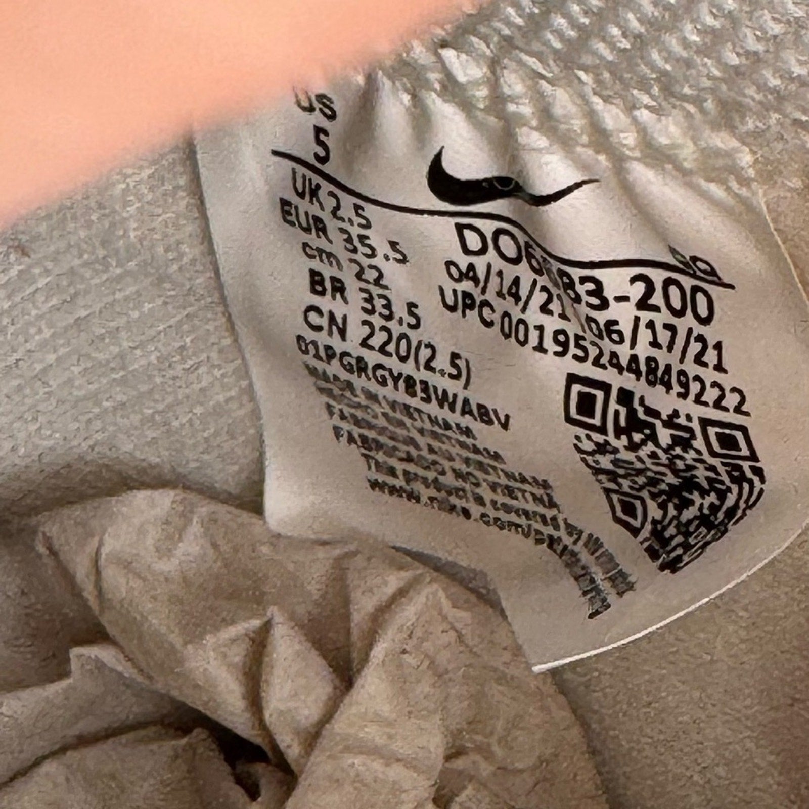 DS NIKE WOMEN’S BLAZER MID 77 SE ALE BROWN
SIZE 5 WOMENS
D06683-200