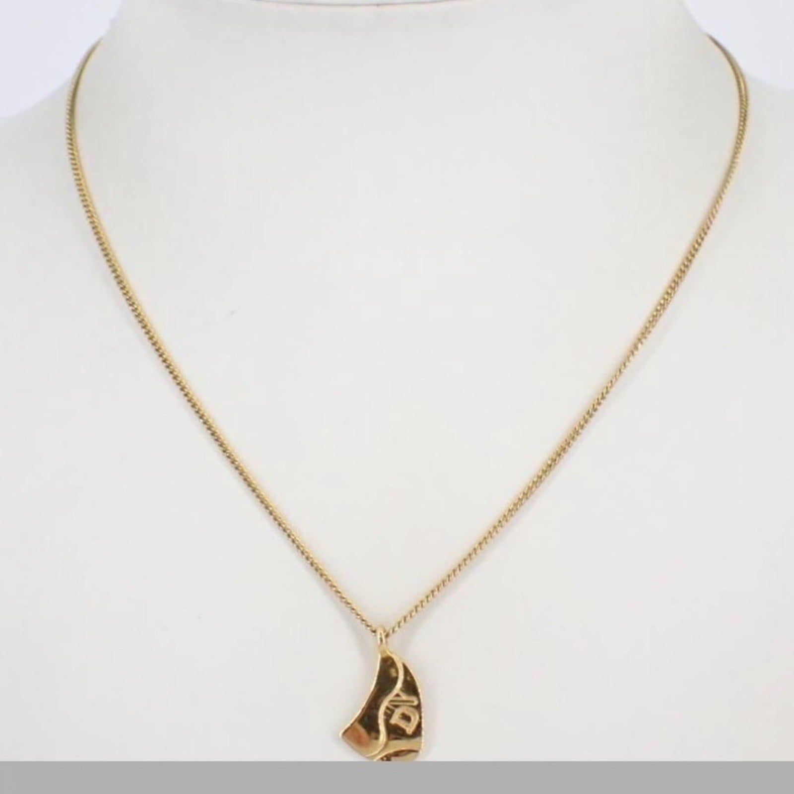 Christian Dior Gold Saddle Bag charm necklace on chain 0,71 L× 16,54H × 0,51W