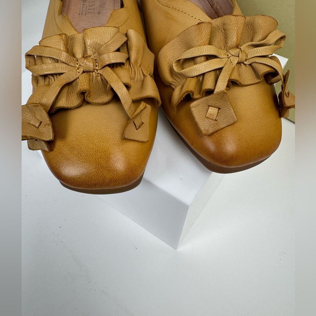 L’Artiste women’s buttery soft size 40/ 8.5 flats w/ intricate ruffle detail
