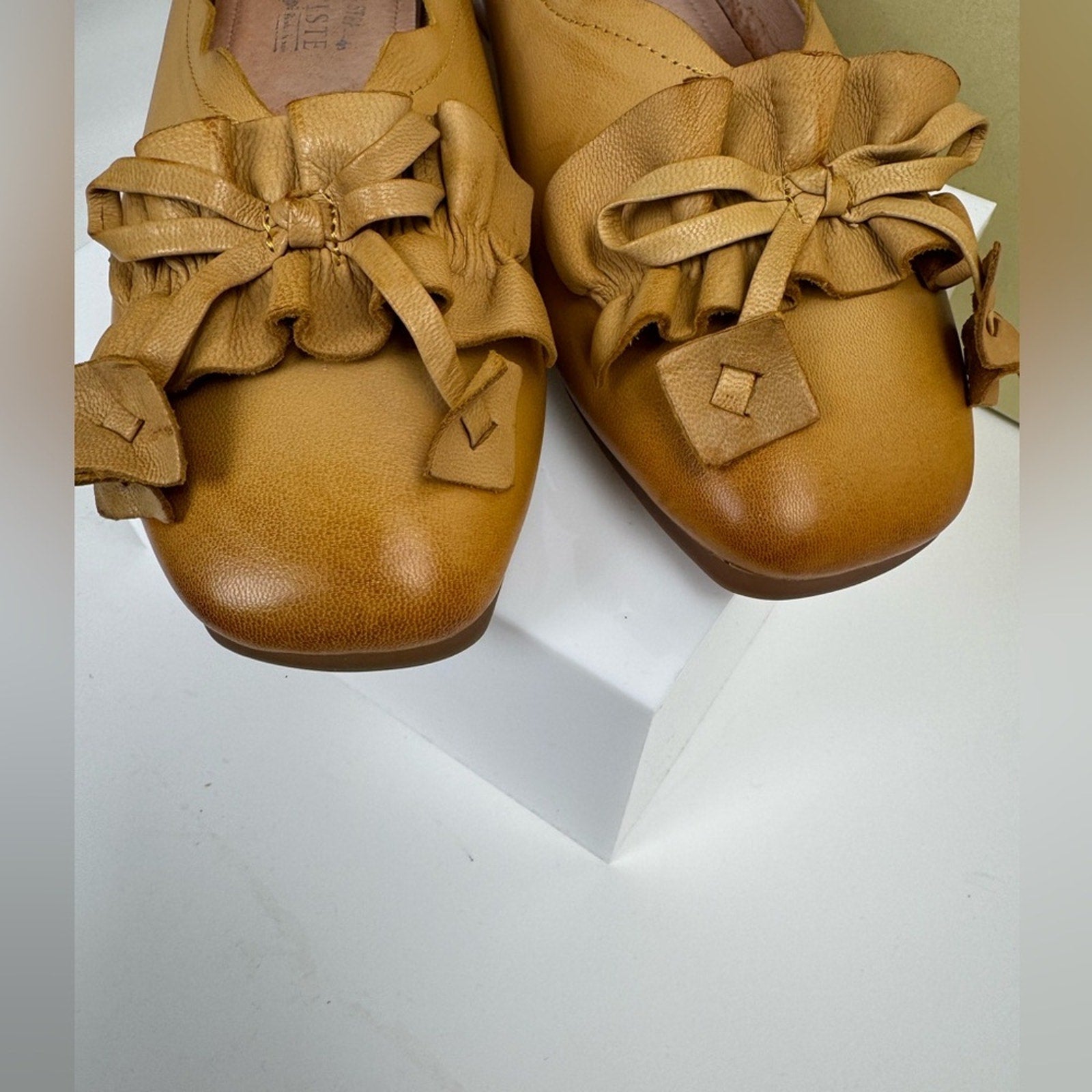 L’Artiste women’s buttery soft size 40/ 8.5 flats w/ intricate ruffle detail